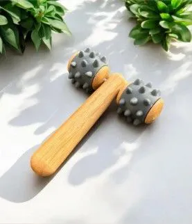 Outil de Massage Roulan t
pour le Corps en Bambou